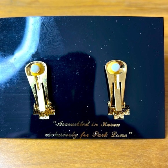 Park Lane Pearl Cabochon Black Enamel Golden Byzantine Clip Earrings - Picture 3 of 3